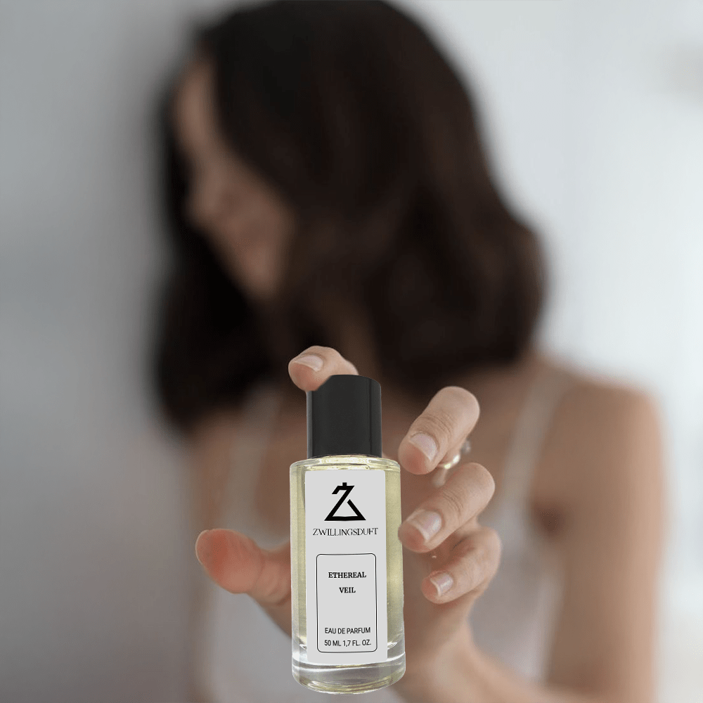 Zwillingsduft Ethereal Veil Eau de Parfum – Eleganter Duft in der Hand einer Frau, symbolisch für Sinnlichkeit und Leichtigkeit