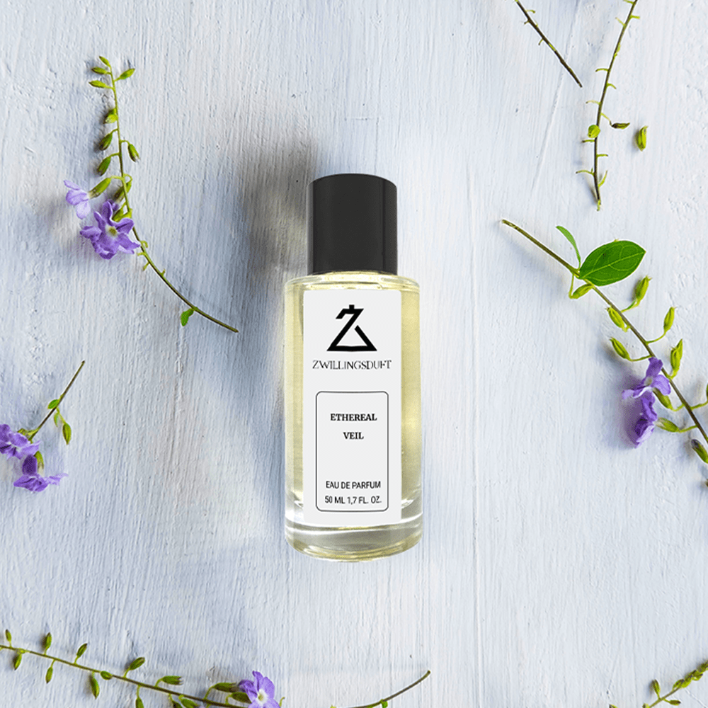 Zwillingsduft Ethereal Veil Eau de Parfum – Zarter, floraler Duft mit eleganten Blüten auf hellem Holzuntergrund, inspiriert von Leichtigkeit und Natur