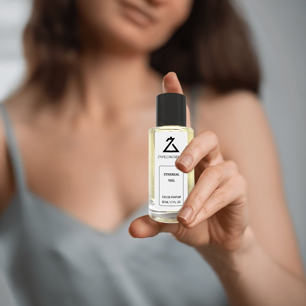 Zwillingsduft Ethereal Veil Eau de Parfum – Sinnlicher Damenduft stilvoll präsentiert in der Hand einer Frau, Symbol für Eleganz und Leichtigkeit