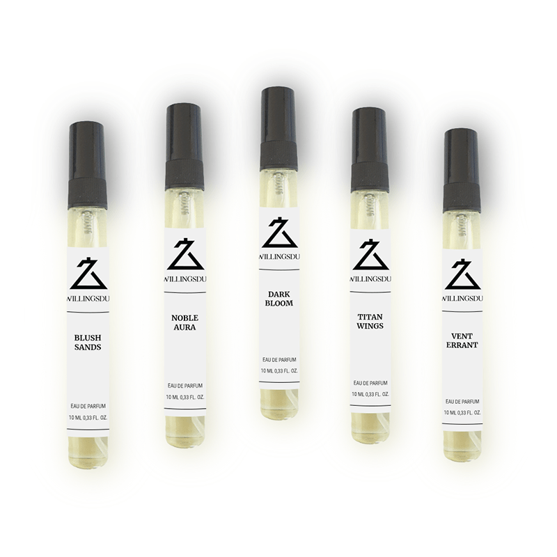Set mit fünf 10-ml-Parfümzerstäubern von Zwillingsduft, mit den Düften Blush Sands, Noble Aura, Dark Bloom, Titan Wings und Vent Errant, auf weissem Hintergrund.